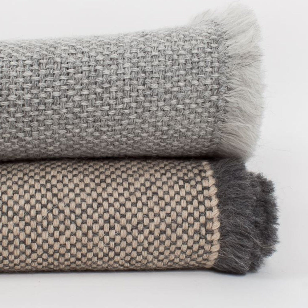 
                  
                    Pie de cama artesanal en alpaca realizado en España, de ÁBBATTE
                  
                