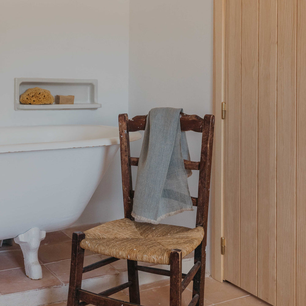 Toalla de baño de lino con flecos hecha a mano en España por ÁBBATTE