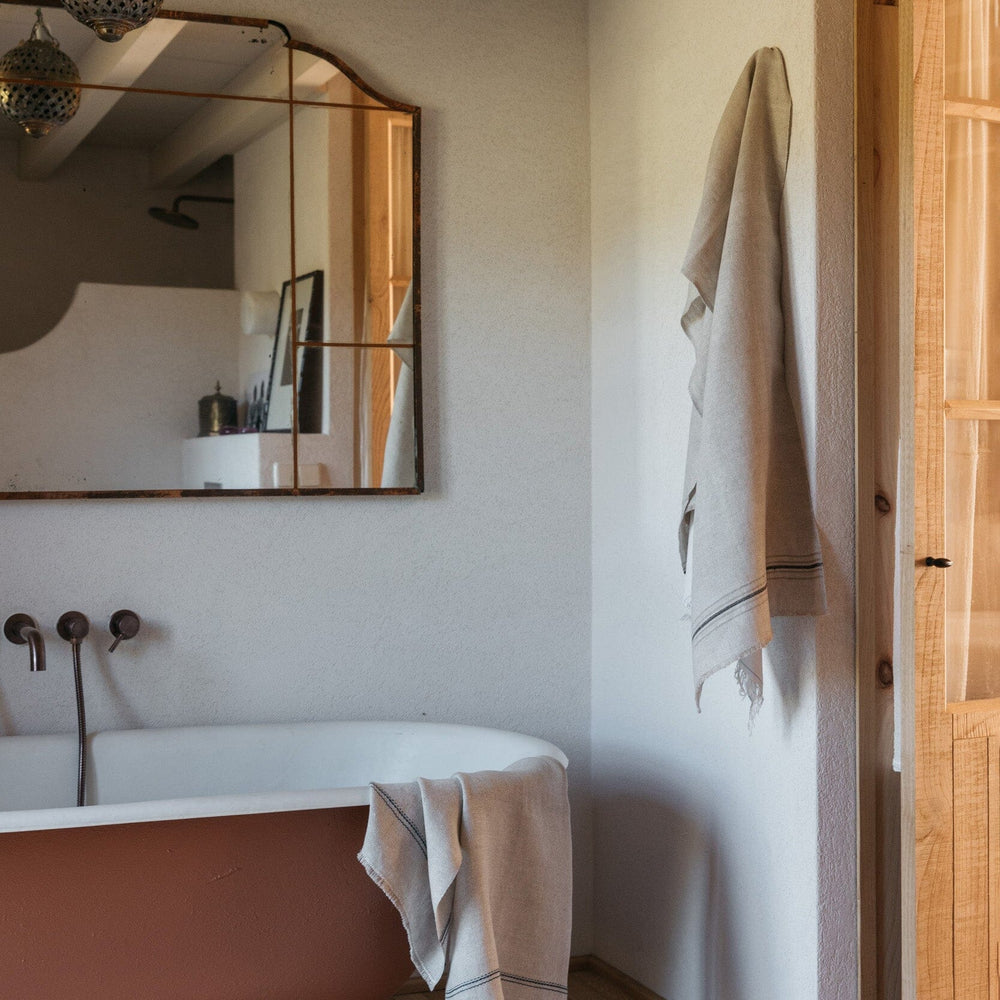 Toalla de baño de lino con  rayas negras hecha a mano en España por ÁBBATTE