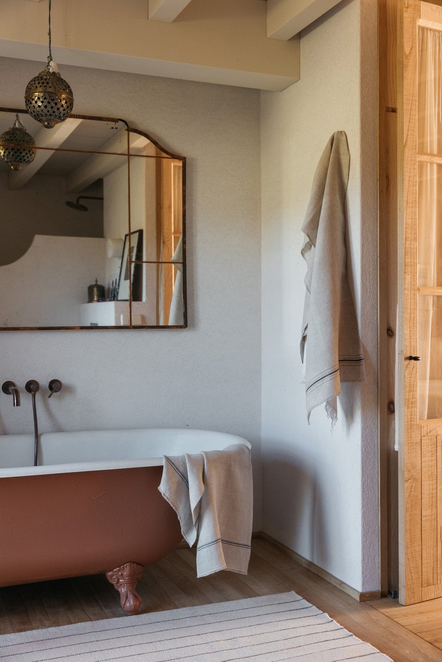Toalla de baño de lino con  rayas negras hecha a mano en España por ÁBBATTE