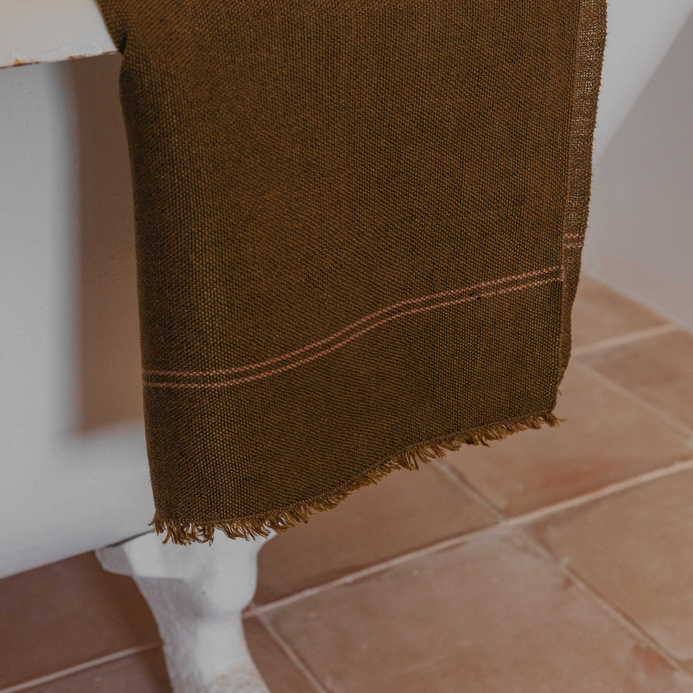 
                  
                    Toalla de baño de lino con rayas hecha a mano en España por ÁBBATTE
                  
                