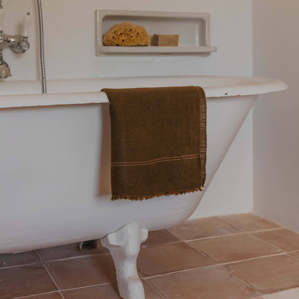 Toalla de baño de lino con rayas hecha a mano en España por ÁBBATTE