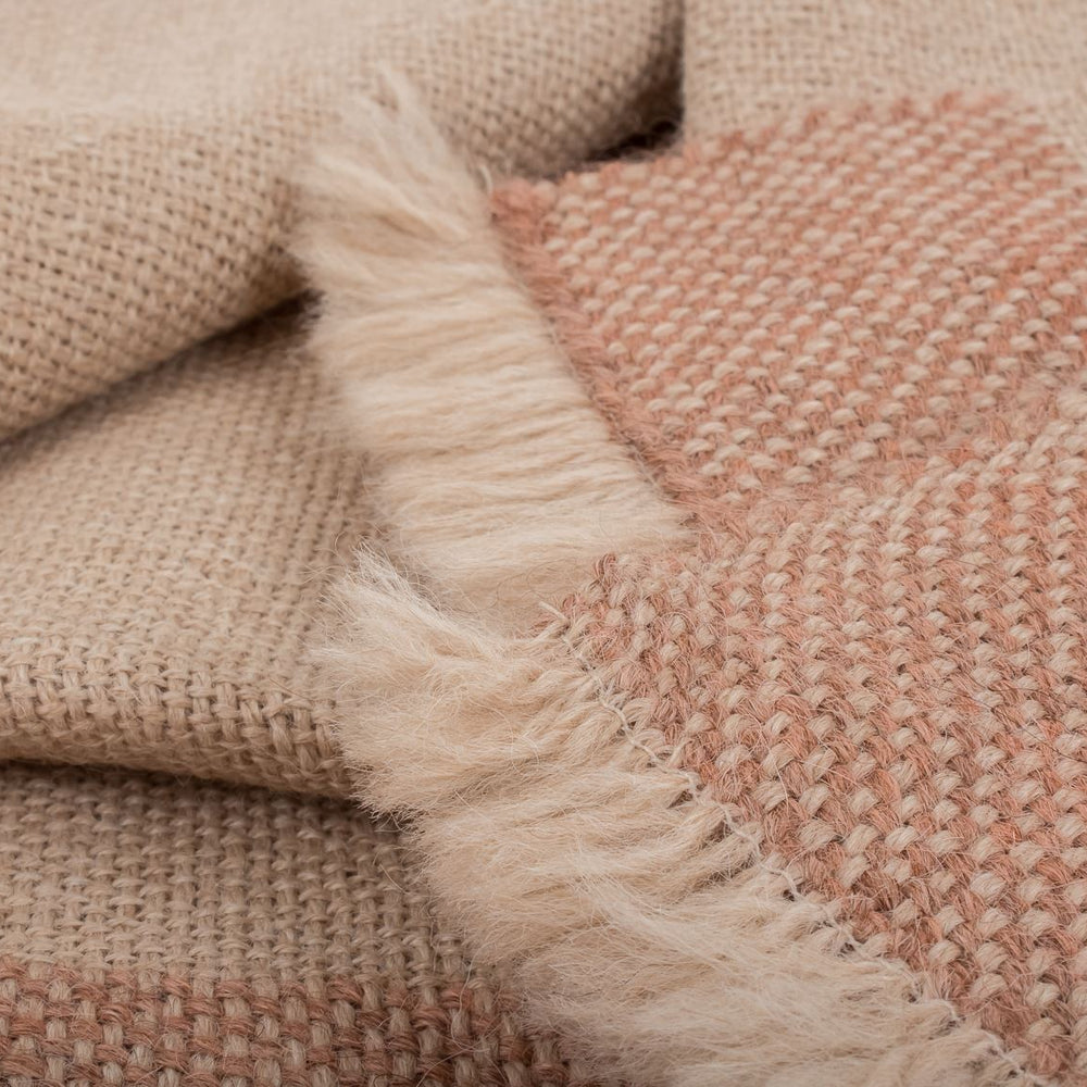 
                  
                    Detalle de manta de bebé de alpaca hecha en telar manual en España, de ÁBBATTE
                  
                