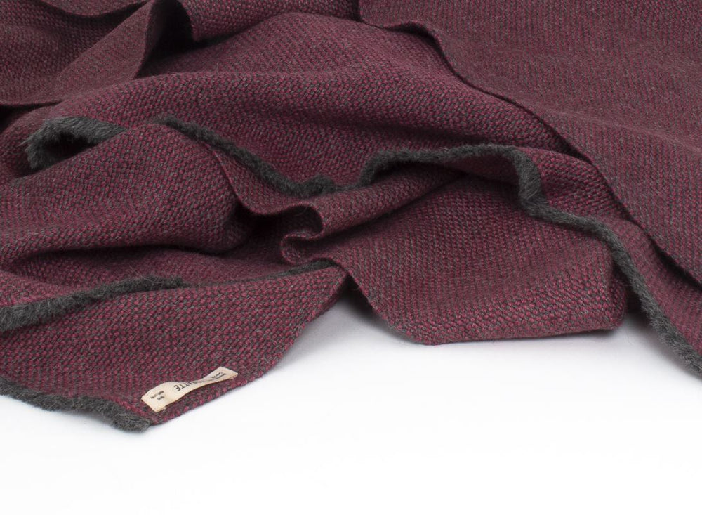 
                  
                    Manta de Alpaca Baby con Seda cereza
                  
                