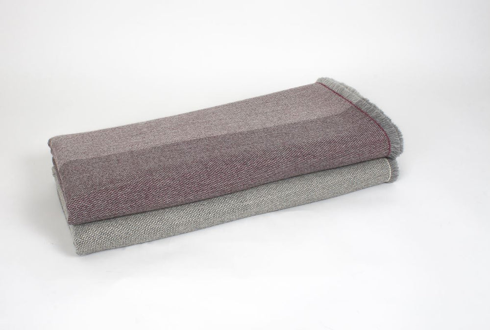 
                  
                    Manta de Alpaca Baby con Seda cereza
                  
                