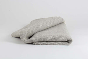 Manta de Alpaca cruda con gris niebla
