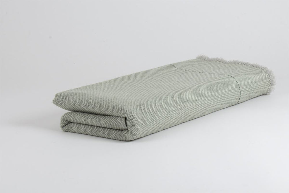 
                  
                    Manta hecha a mano en España de alpaca y lana merino, de ÁBBATTE.
                  
                