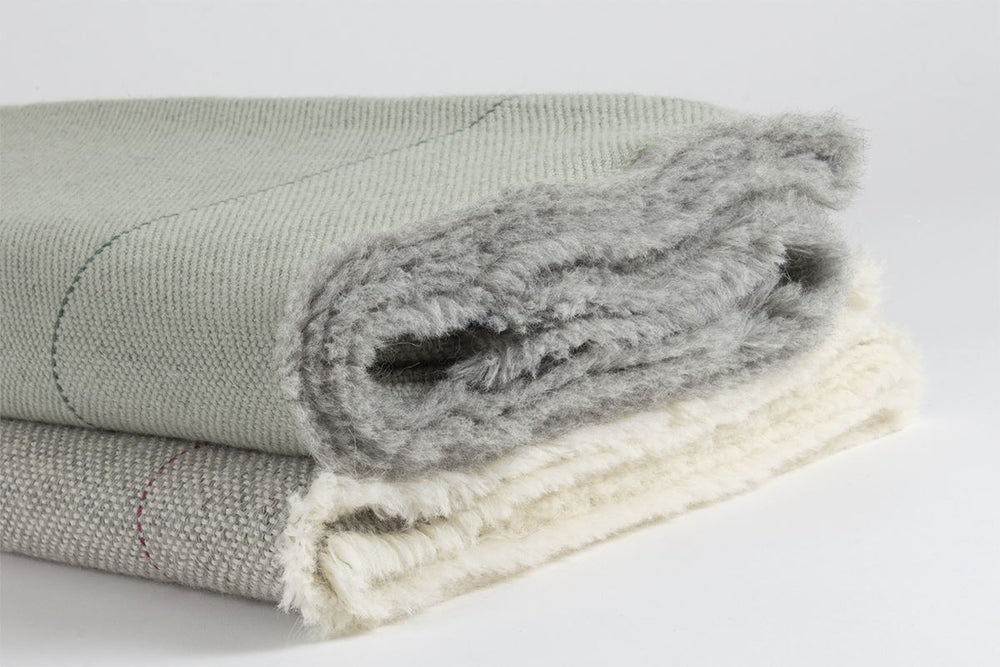 
                  
                    Manta hecha a mano en España de alpaca y lana merino, de ÁBBATTE.
                  
                