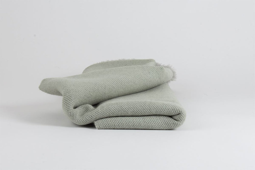 
                  
                    Manta hecha a mano en España de alpaca y lana merino, de ÁBBATTE.
                  
                