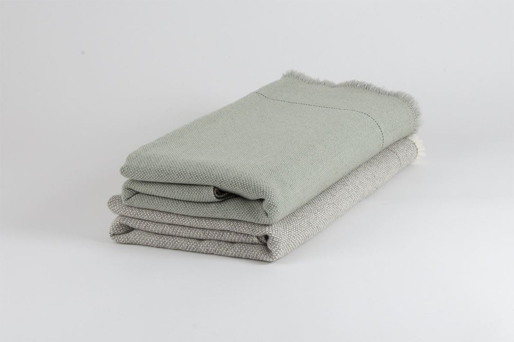 
                  
                    Manta hecha a mano en España de alpaca y lana merino, de ÁBBATTE.
                  
                
