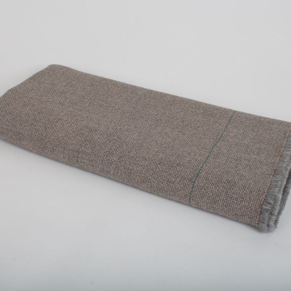 
                  
                    Manta de Alpaca gris lluvia con arena
                  
                