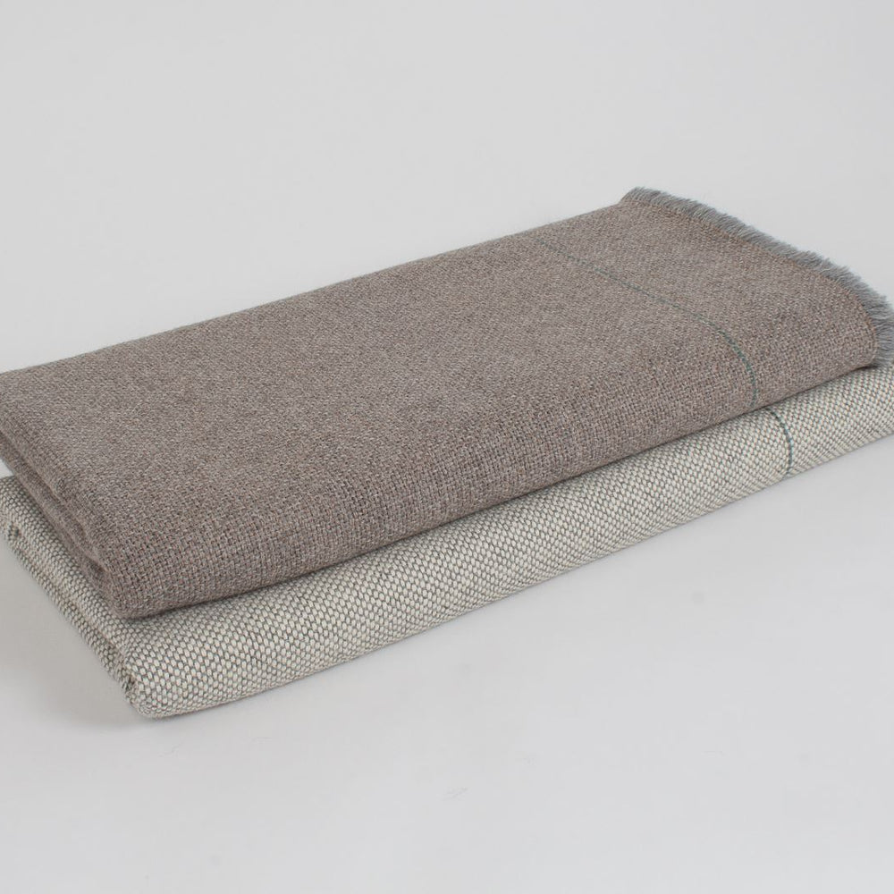 
                  
                    Manta de Alpaca gris lluvia con arena
                  
                