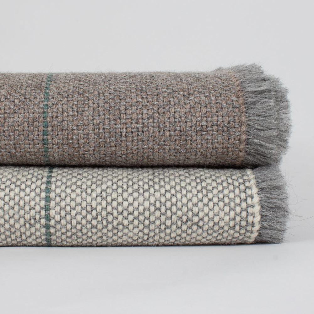 
                  
                    Manta de Alpaca gris lluvia con arena
                  
                