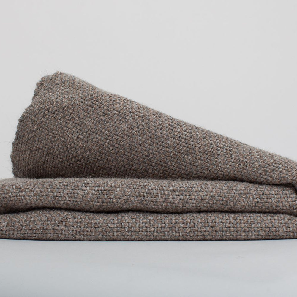 Manta de Alpaca gris lluvia con arena