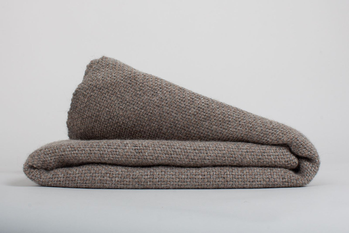 Manta de Alpaca gris lluvia con arena