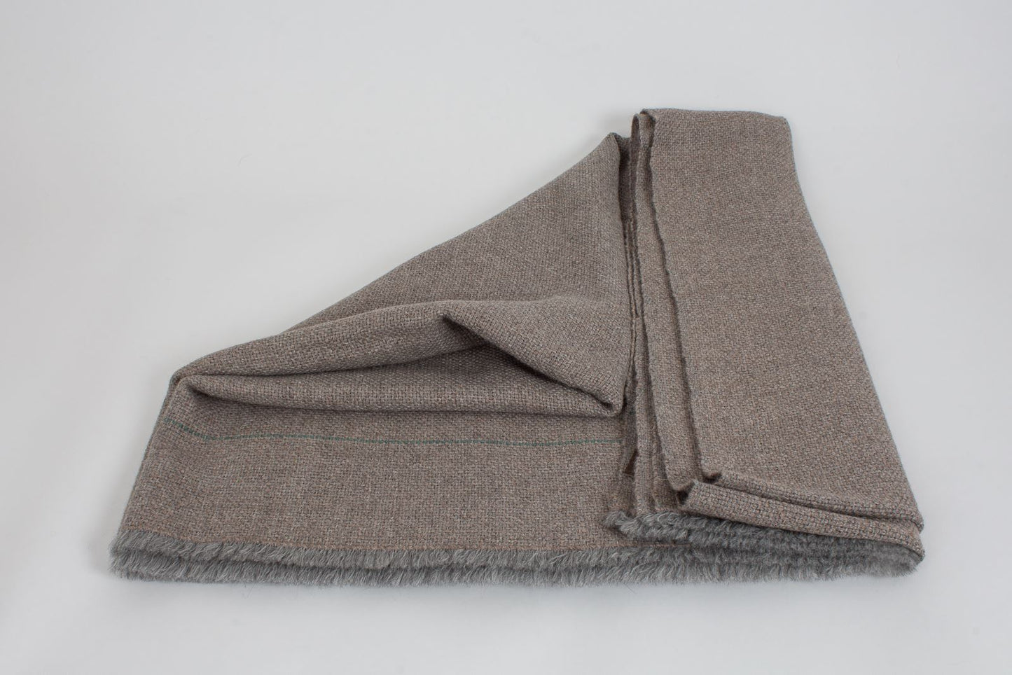 Manta de Alpaca gris lluvia con arena