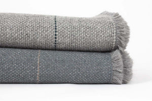 Manta de Alpaca gris lluvia y niebla con raya azul