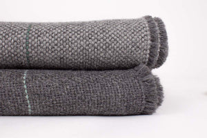 Manta de Alpaca gris marengo con gris lluvia, raya verde