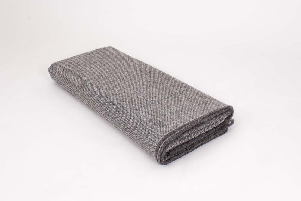 
                  
                    Manta de Alpaca gris marengo con gris lluvia, raya verde
                  
                