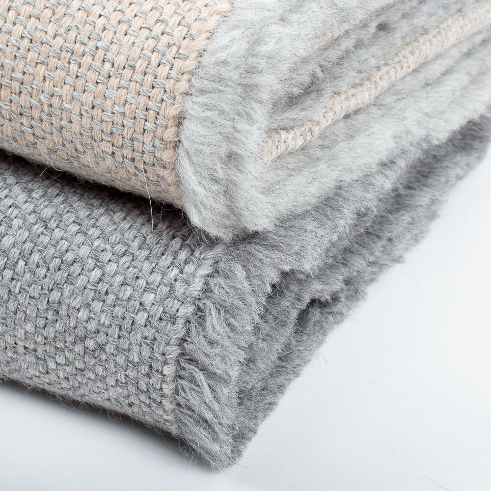 Manta de Alpaca gris niebla y nuez tostada