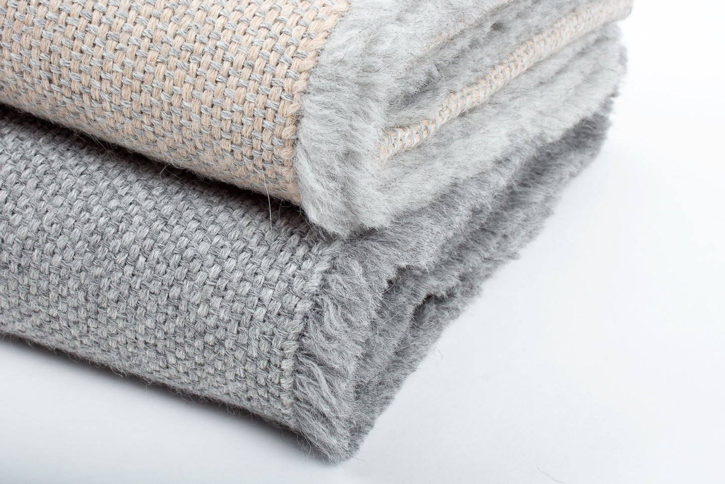 Manta de Alpaca gris niebla y nuez tostada