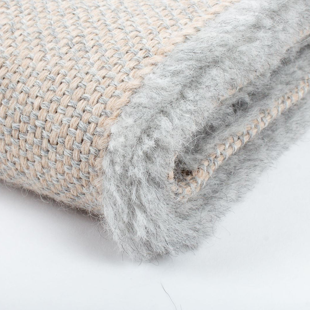 
                  
                    Manta de Alpaca gris niebla y nuez tostada
                  
                