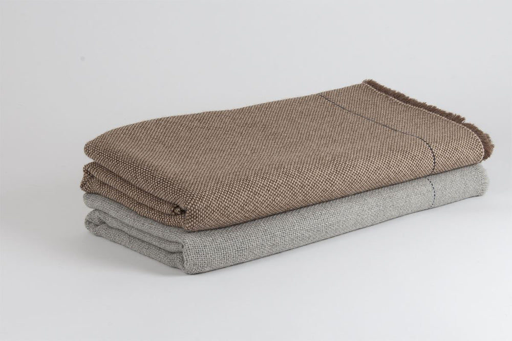 
                  
                    Manta de Alpaca nuez tostada con tabaco
                  
                