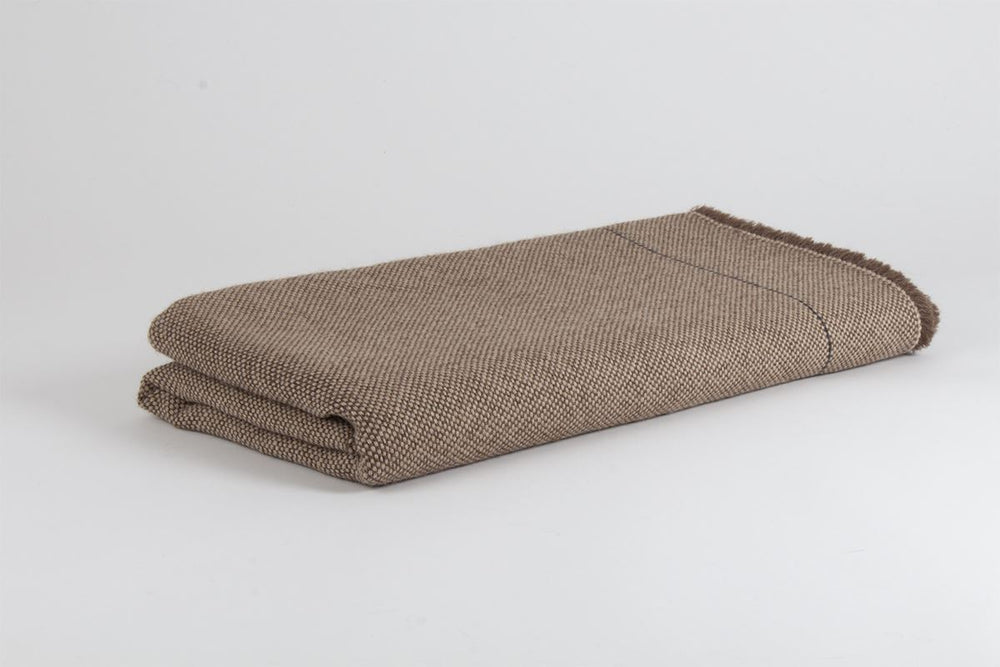 
                  
                    Manta de Alpaca nuez tostada con tabaco
                  
                