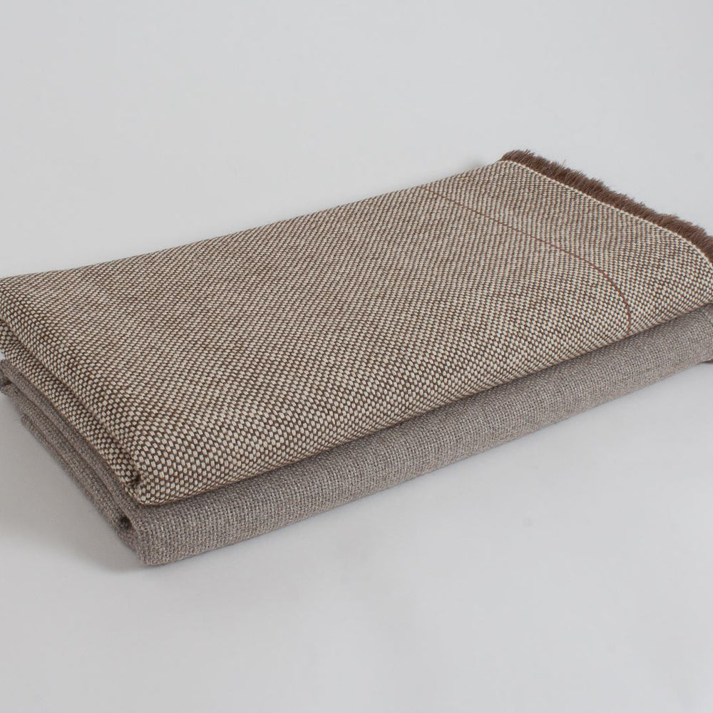 
                  
                    Manta de Alpaca tabaco y cruda
                  
                