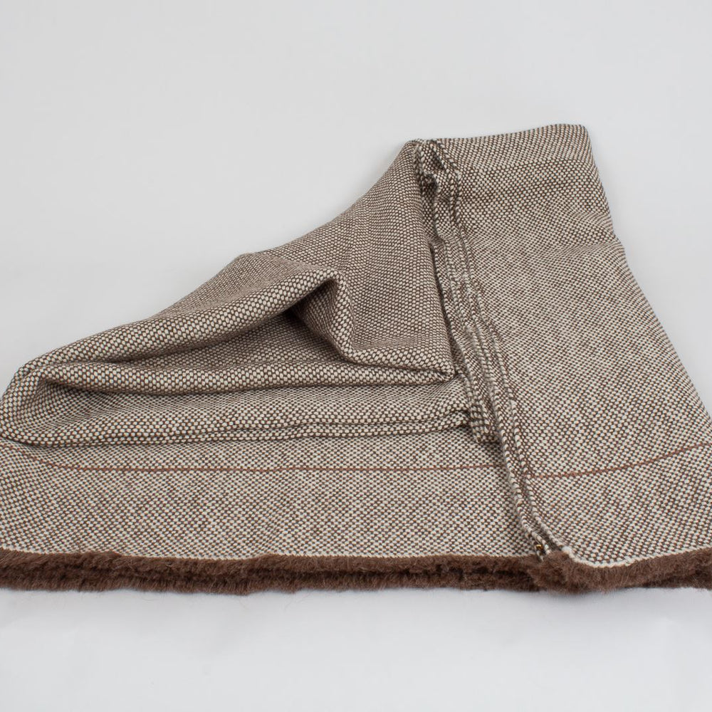 
                  
                    Manta de Alpaca tabaco y cruda
                  
                