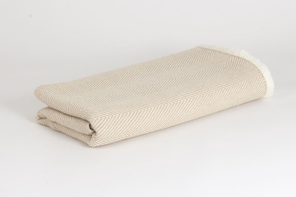 
                  
                    Manta en espiga de Alpaca nuez tostada
                  
                