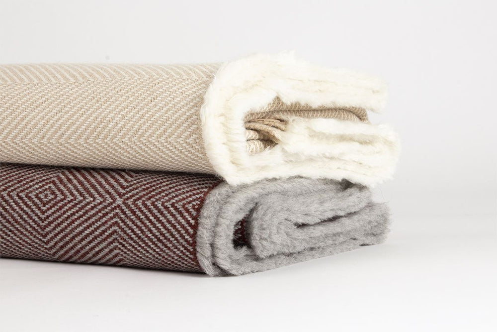 
                  
                    Manta en espiga de Alpaca nuez tostada
                  
                