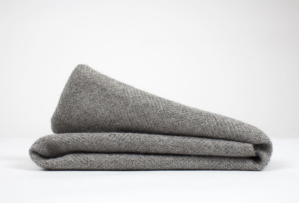 
                  
                    Manta en espiga de Lino gris lejiado con Alpaca gris lluvia
                  
                