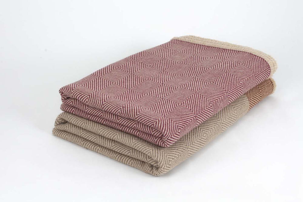 
                  
                    Manta en Ojo de Ganso de Alpaca Baby con Seda cereza
                  
                