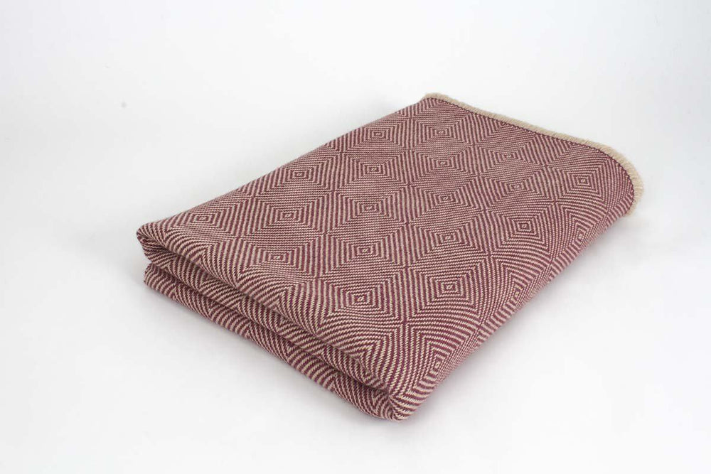 
                  
                    Manta en Ojo de Ganso de Alpaca Baby con Seda cereza
                  
                