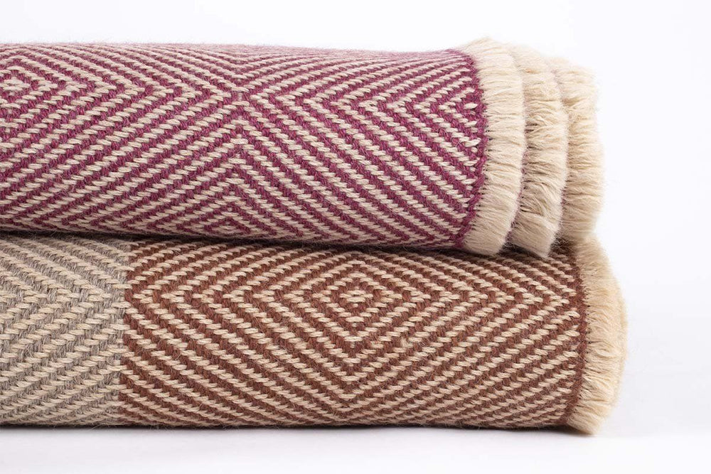 
                  
                    Manta en Ojo de Ganso de Alpaca Baby con Seda cereza
                  
                