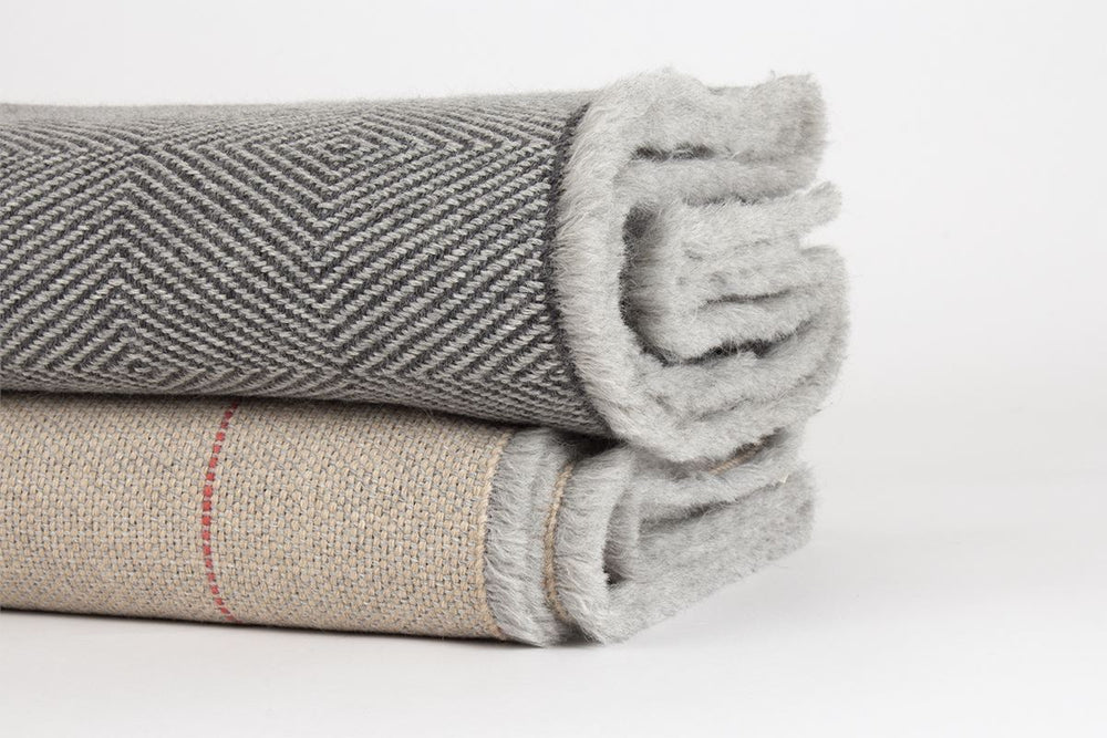 
                  
                    Manta en Ojo de Ganso de Alpaca gris marengo
                  
                