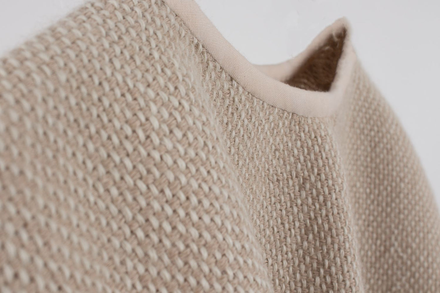 Ruana bebé con Alpaca nuez y blanca