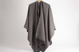 Ruana de Alpaca gris oscuro con arena
